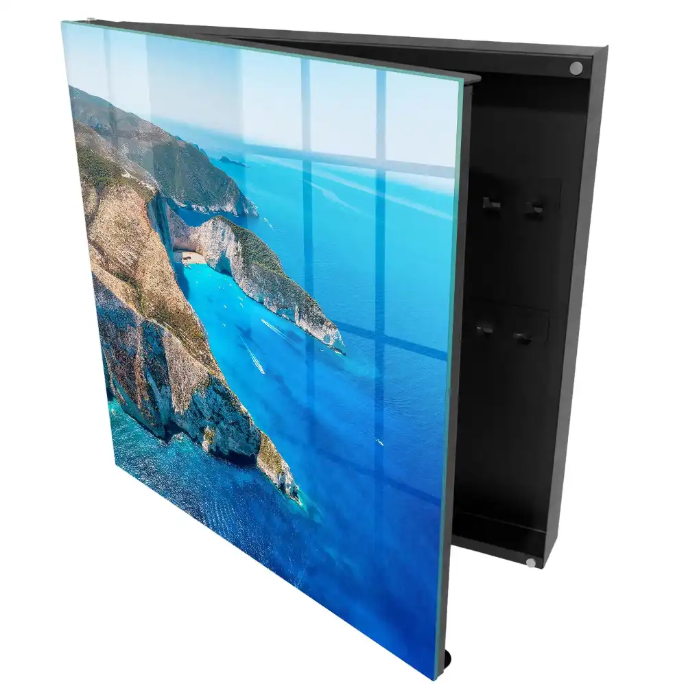 Boîte à clés murale vue de la falaise surplombant la mer azur