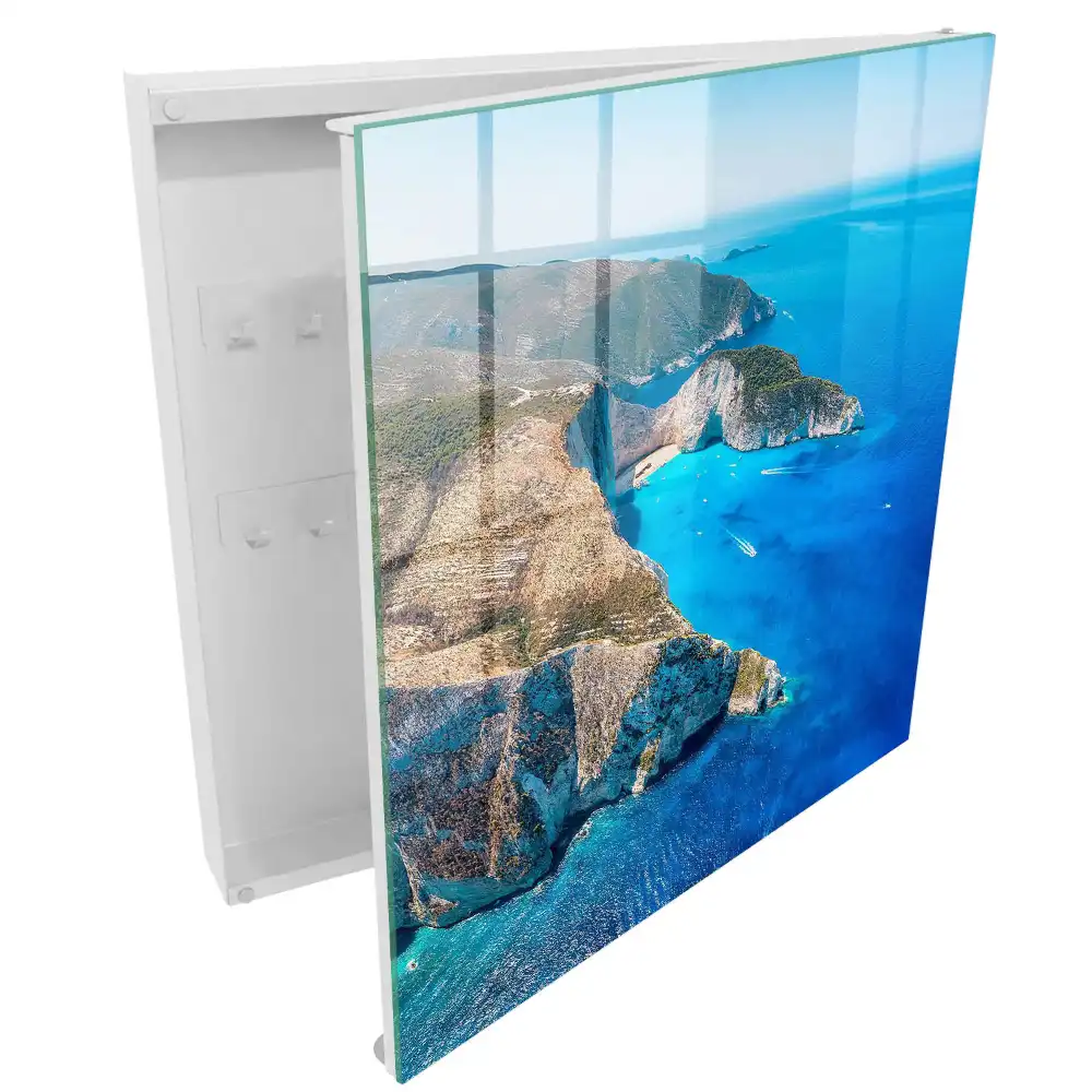 Boîte à clés murale vue de la falaise surplombant la mer azur