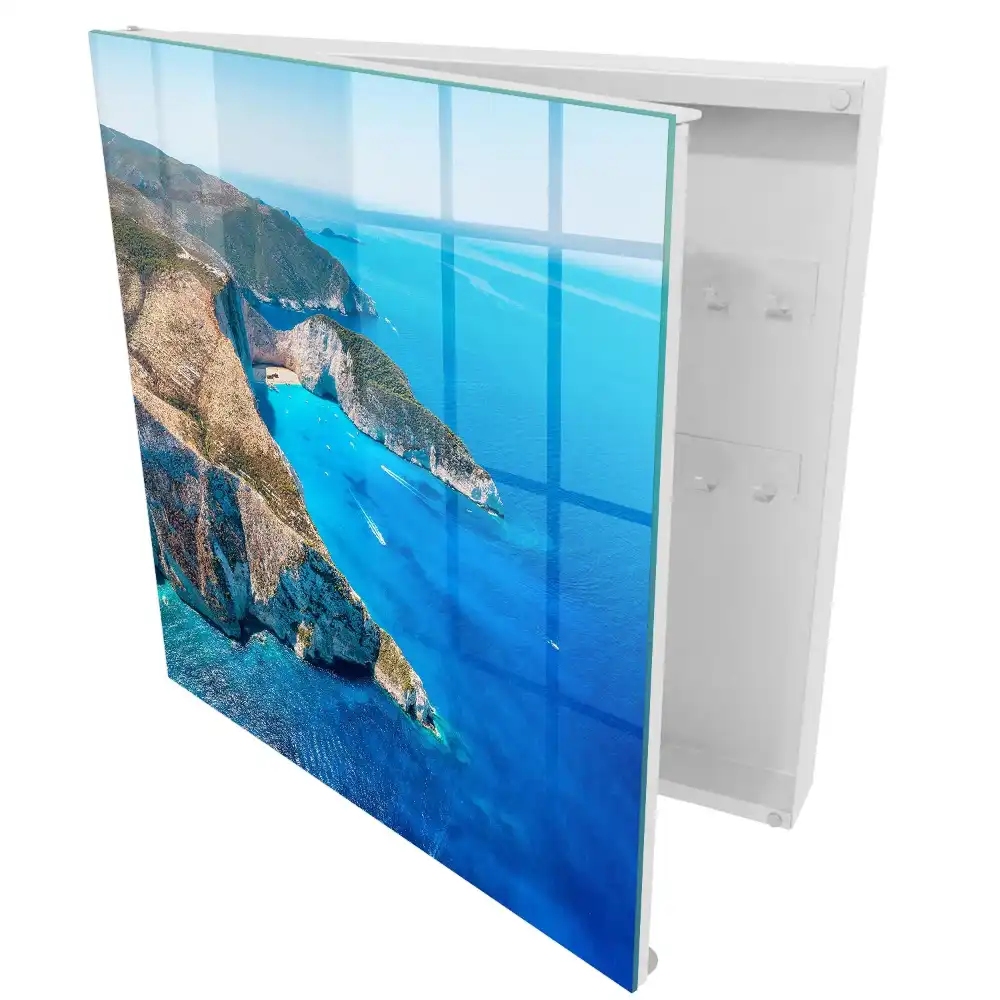Boîte à clés murale vue de la falaise surplombant la mer azur