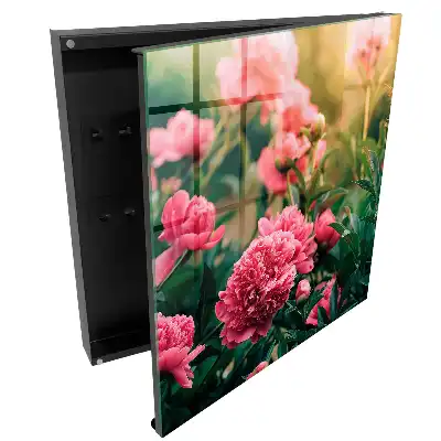Boîte à clés murale de magnifiques fleurs roses dans un cadre naturel