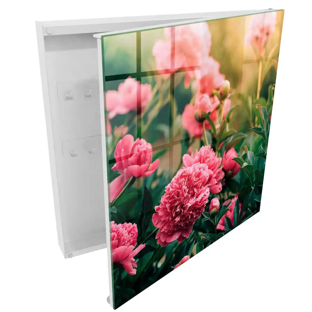 Boîte à clés murale de magnifiques fleurs roses dans un cadre naturel
