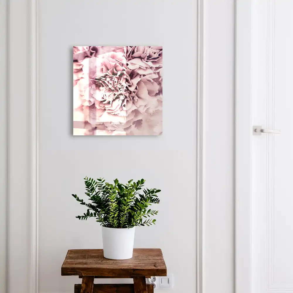 Boîte à clés murale gros plan sur une délicate fleur rose