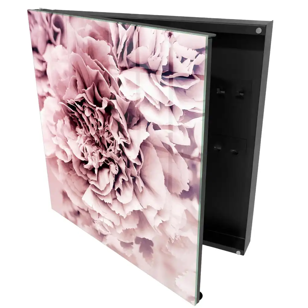 Boîte à clés murale gros plan sur une délicate fleur rose