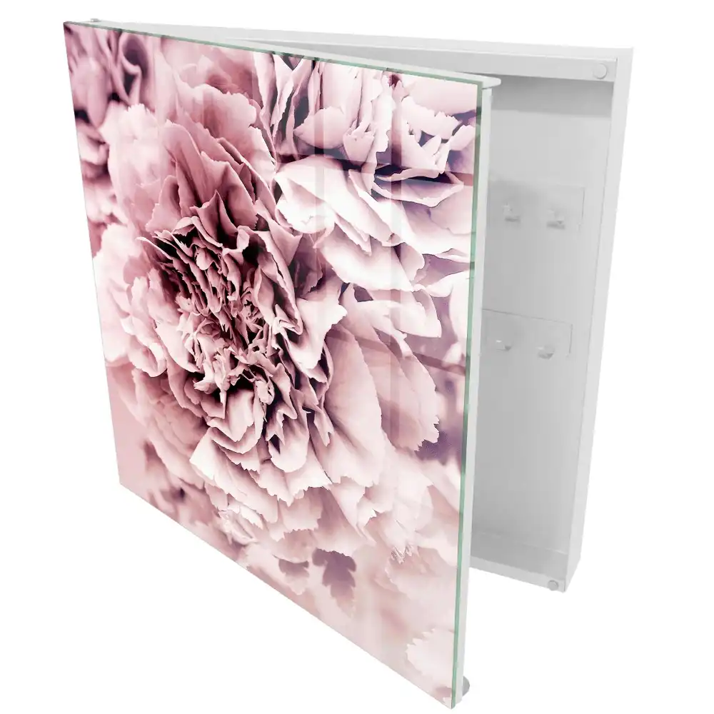 Boîte à clés murale gros plan sur une délicate fleur rose
