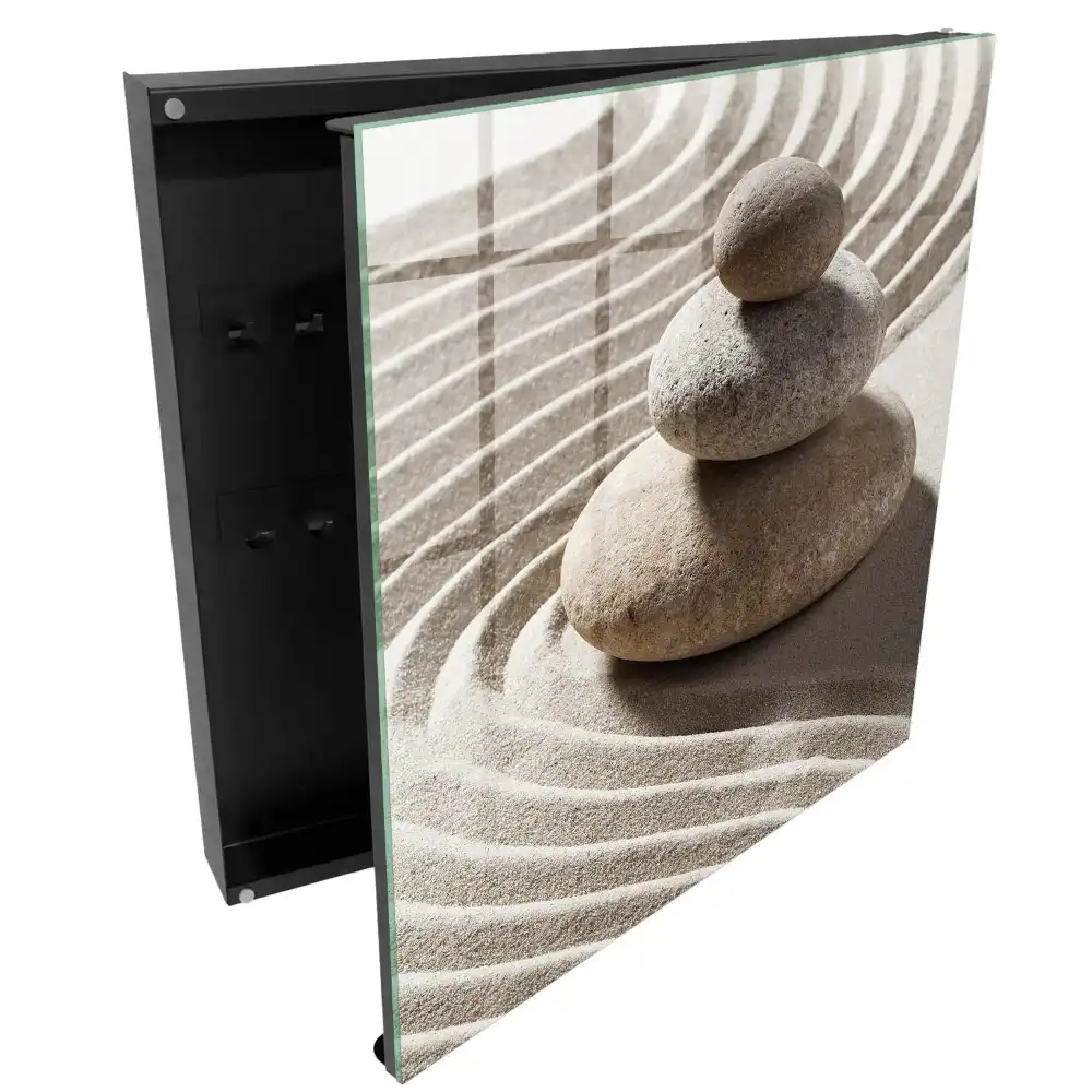 Armoire à clés des pierres dans le sable apportant paix et harmonie