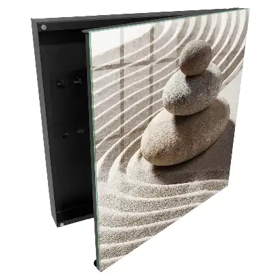 Armoire à clés des pierres dans le sable apportant paix et harmonie