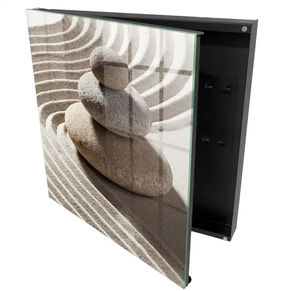 Armoire à clés des pierres dans le sable apportant paix et harmonie