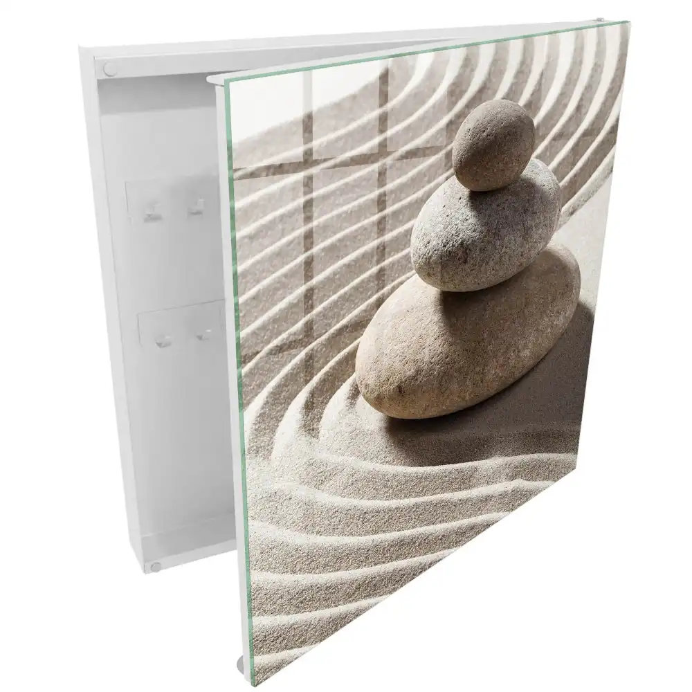 Armoire à clés des pierres dans le sable apportant paix et harmonie