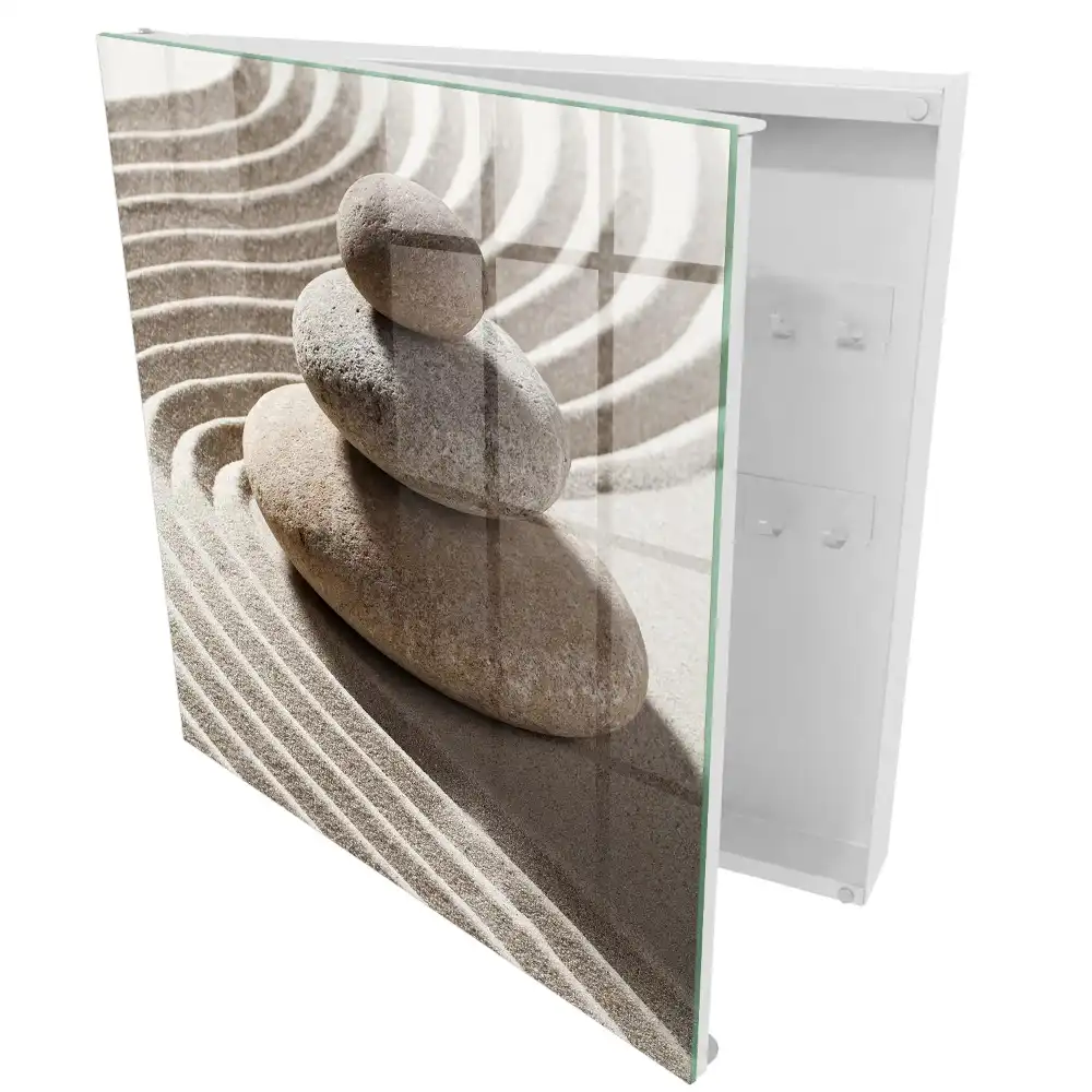 Armoire à clés des pierres dans le sable apportant paix et harmonie