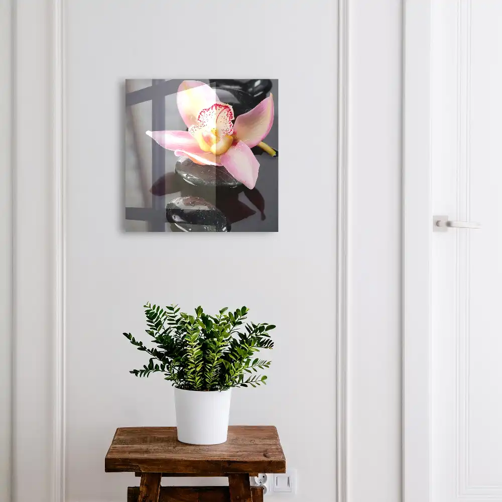 Boîte à clés murale orchidée sur pierres noires