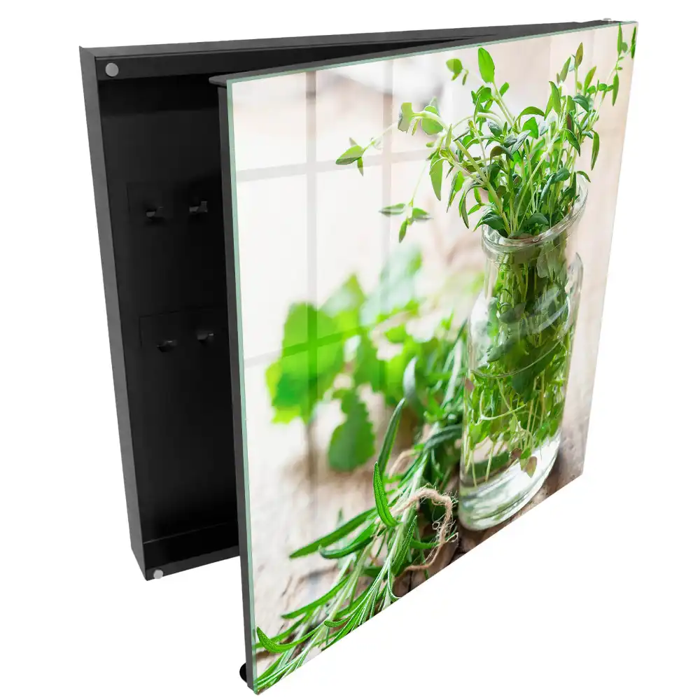 Boîte à clés herbes fraîches dans un plat en verre posé sur du bois