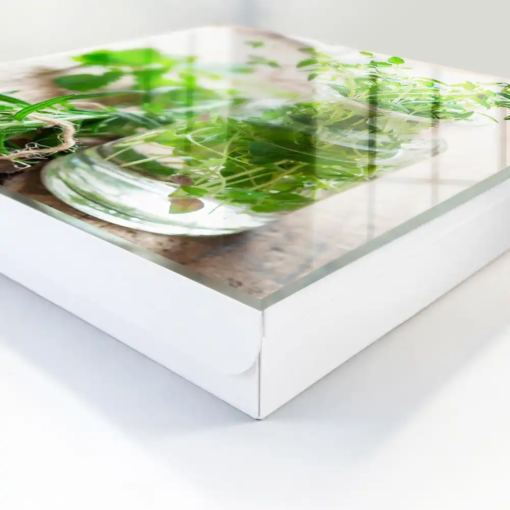 Boîte à clés herbes fraîches dans un plat en verre posé sur du bois