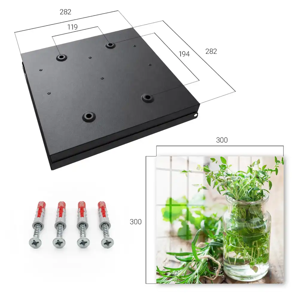 Boîte à clés herbes fraîches dans un plat en verre posé sur du bois