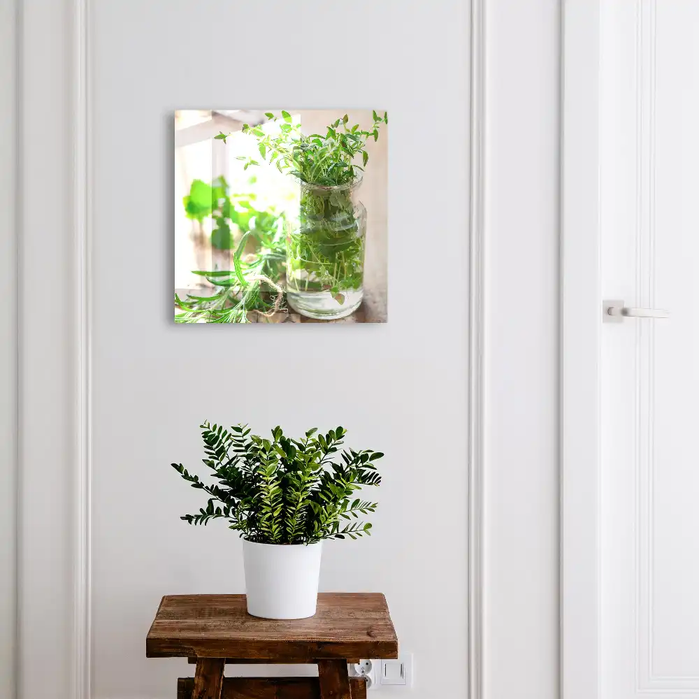 Boîte à clés herbes fraîches dans un plat en verre posé sur du bois