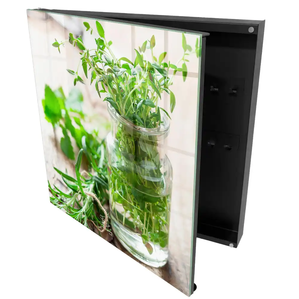 Boîte à clés herbes fraîches dans un plat en verre posé sur du bois