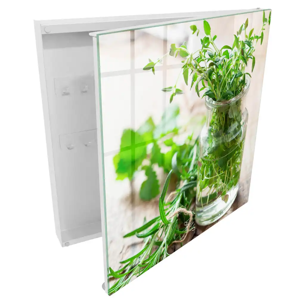 Boîte à clés herbes fraîches dans un plat en verre posé sur du bois