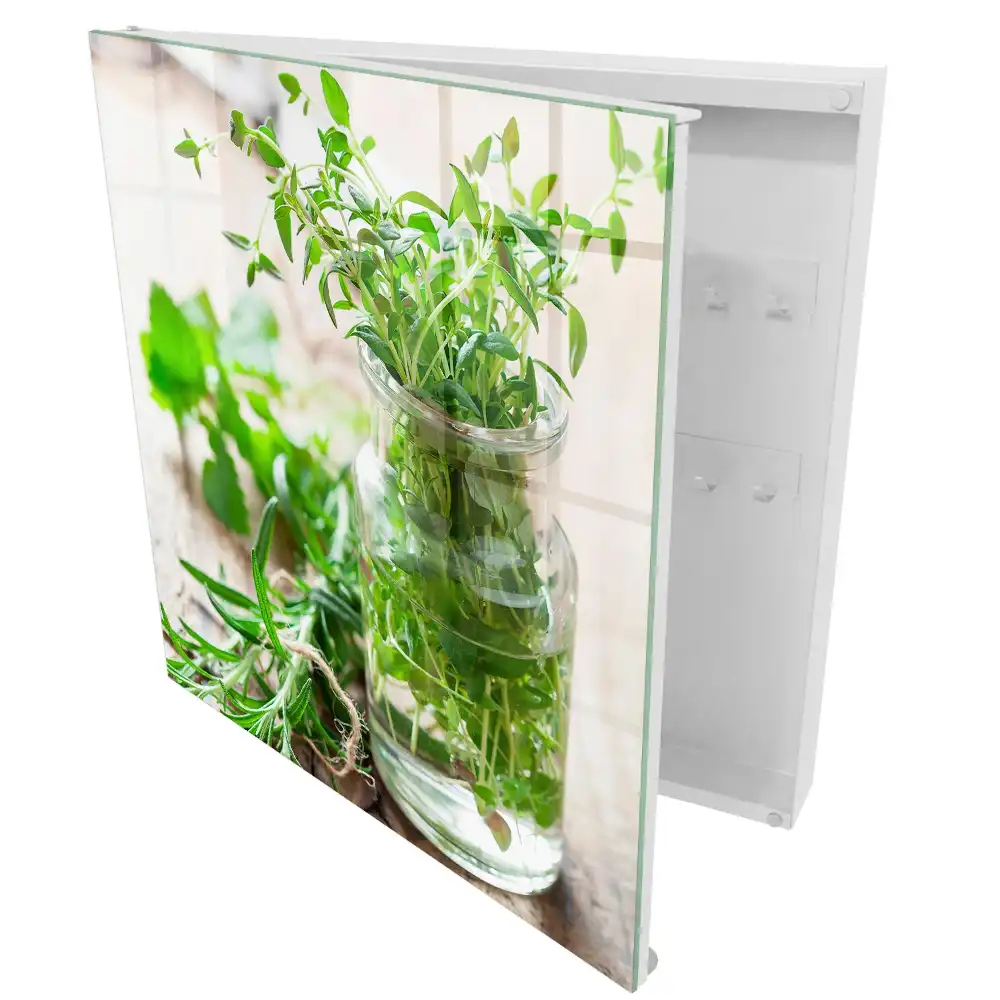 Boîte à clés herbes fraîches dans un plat en verre posé sur du bois
