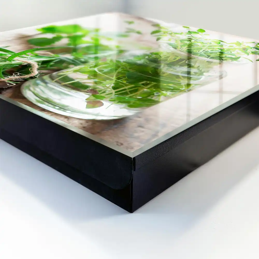 Boîte à clés herbes fraîches dans un plat en verre posé sur du bois