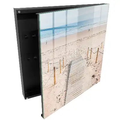 Armoire à clés chemin de bois sur la plage le matin