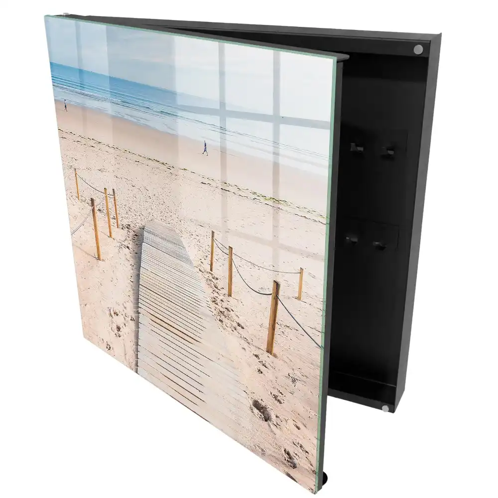Armoire à clés chemin de bois sur la plage le matin