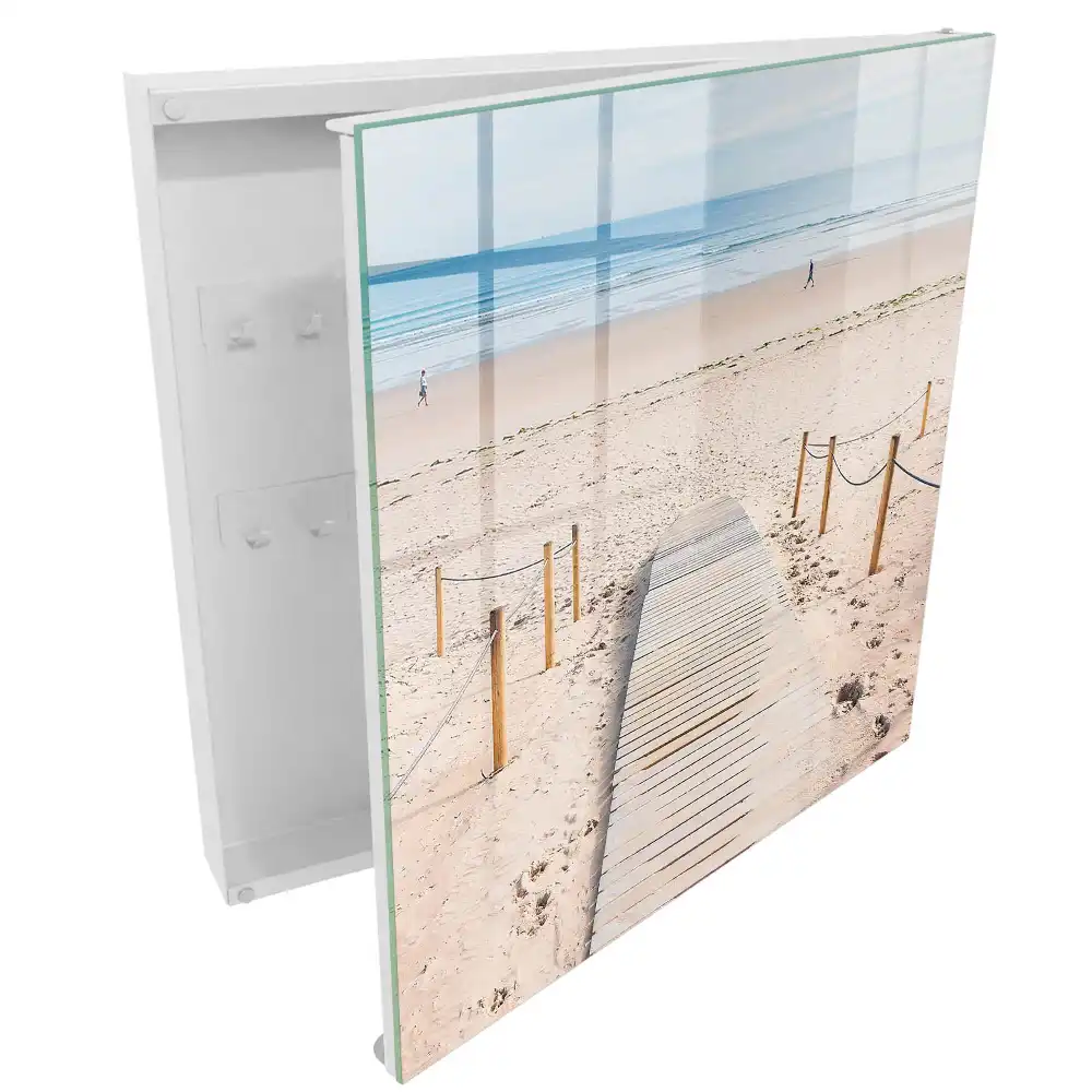 Armoire à clés chemin de bois sur la plage le matin