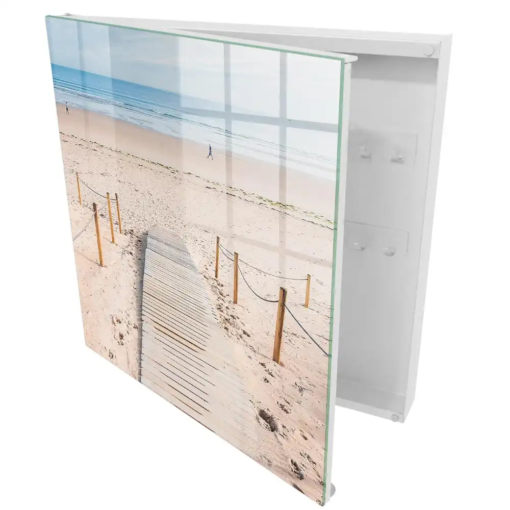 Armoire à clés chemin de bois sur la plage le matin