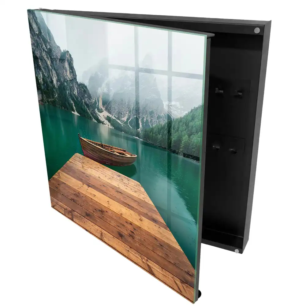 Armoire à clés un lac de montagne et un bateau entourés de sommets