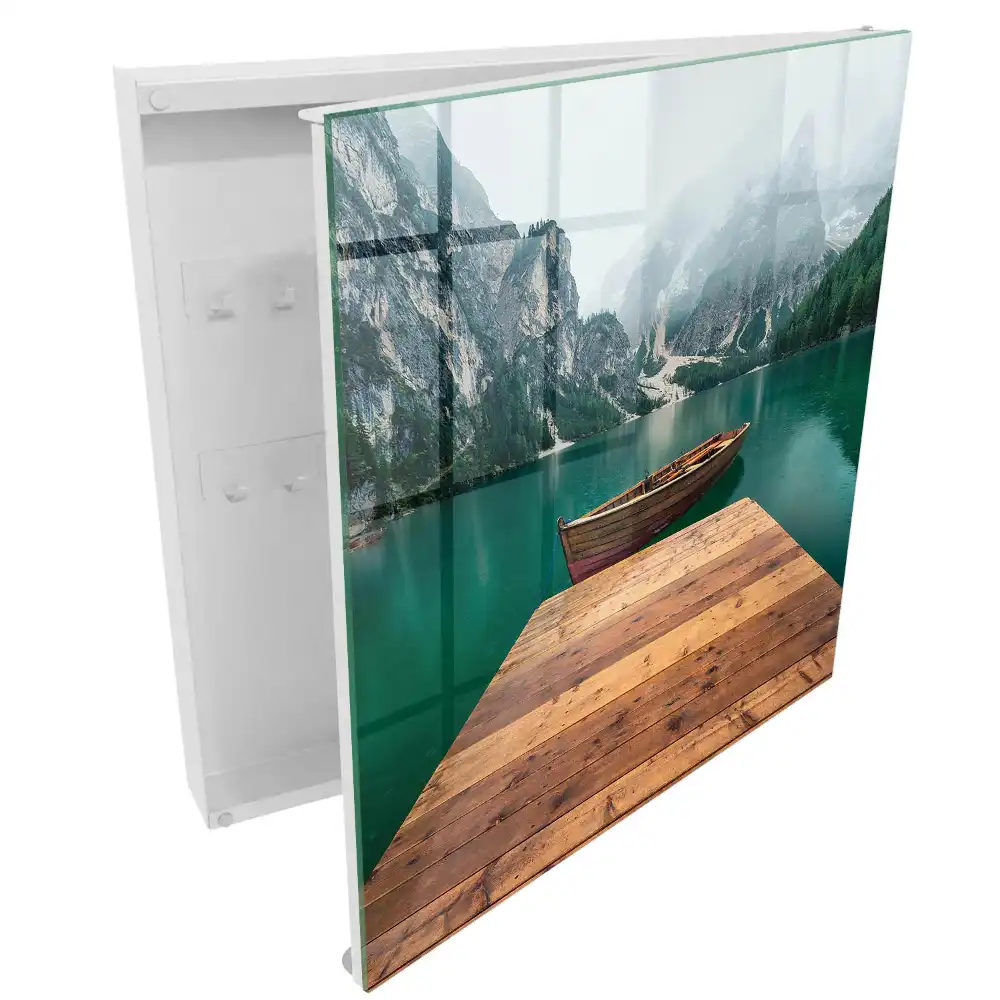 Armoire à clés un lac de montagne et un bateau entourés de sommets