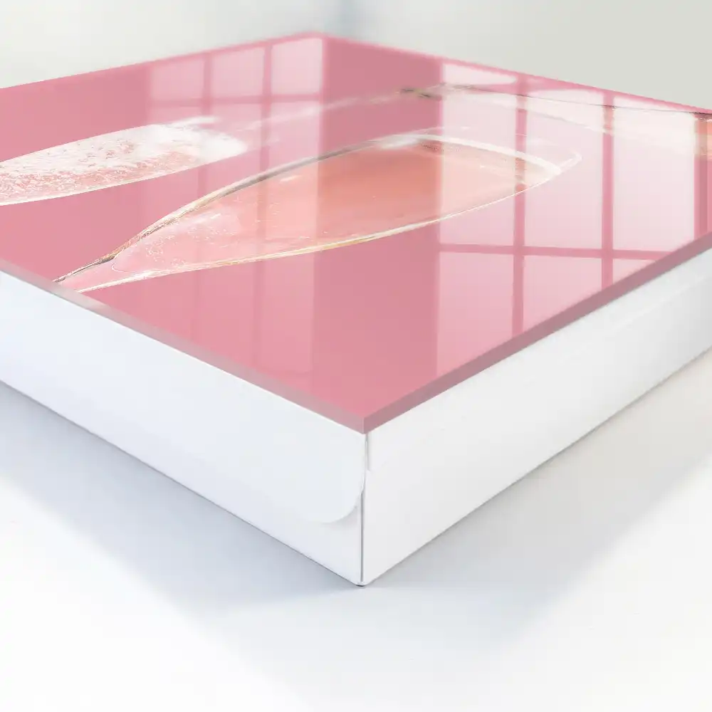 Armoire à clés lunettes élégantes sur fond rose