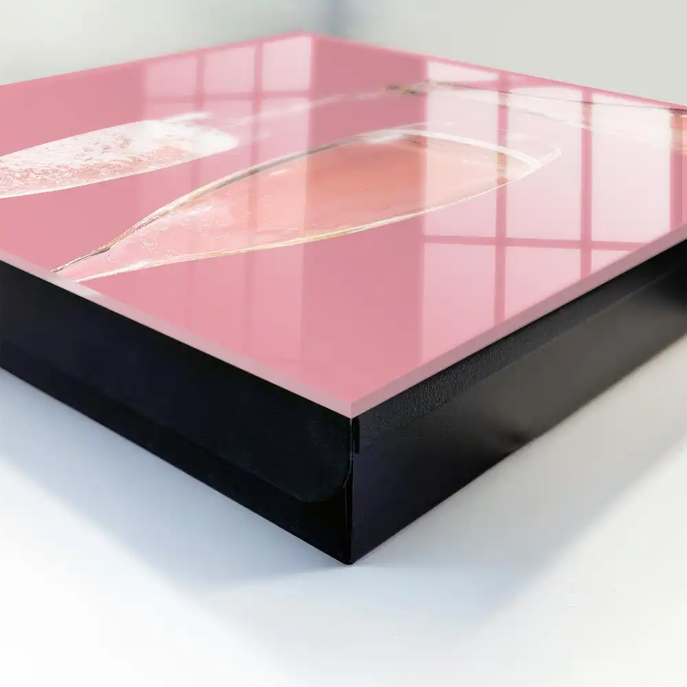 Armoire à clés lunettes élégantes sur fond rose