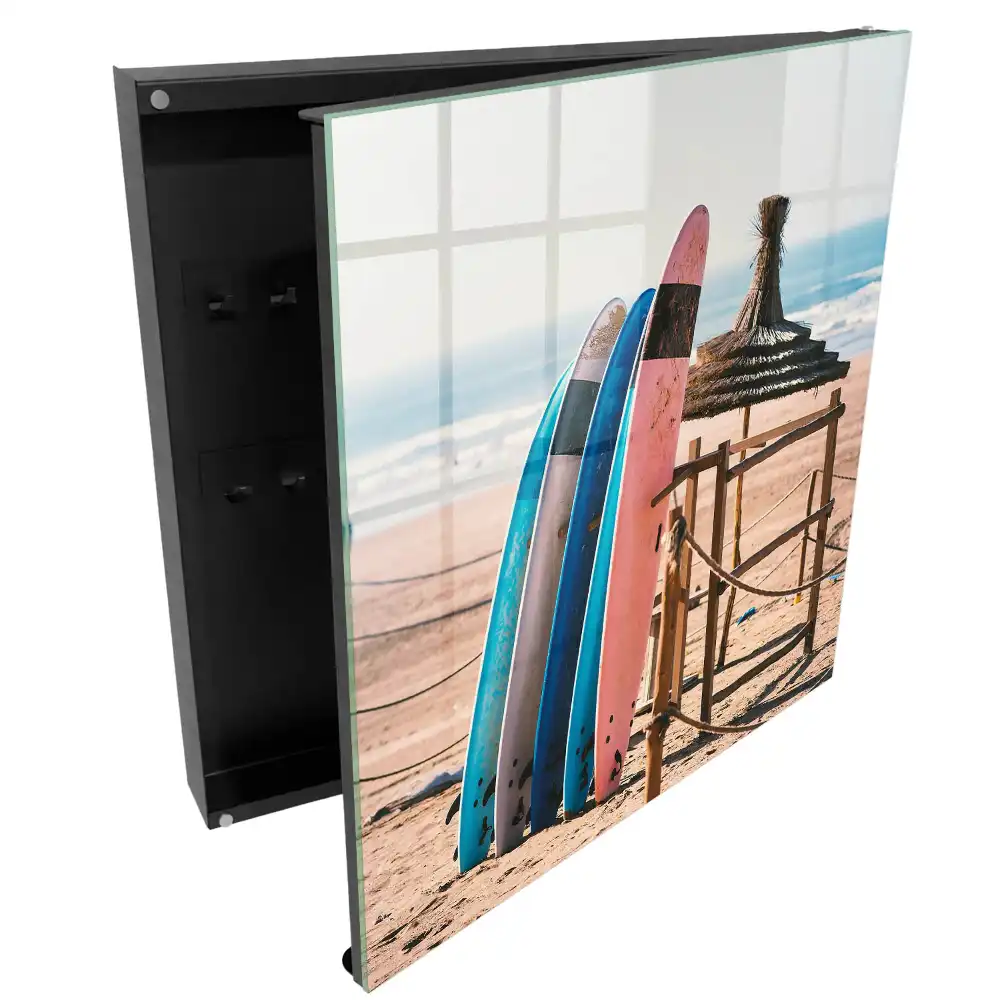 Armoire à clés planches de surf sur la plage sous un ciel bleu