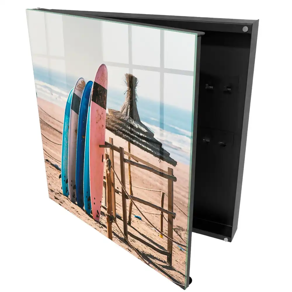 Armoire à clés planches de surf sur la plage sous un ciel bleu
