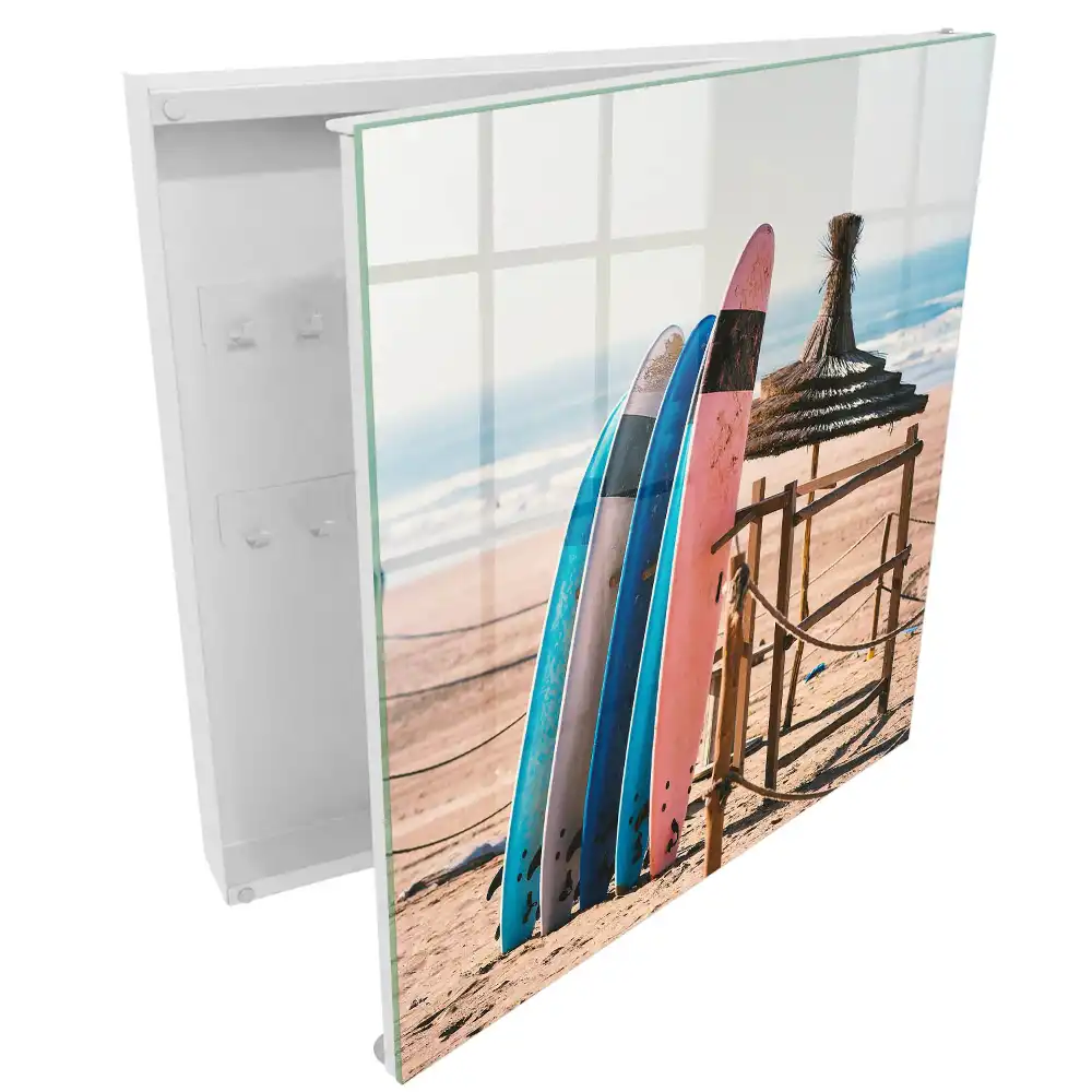 Armoire à clés planches de surf sur la plage sous un ciel bleu