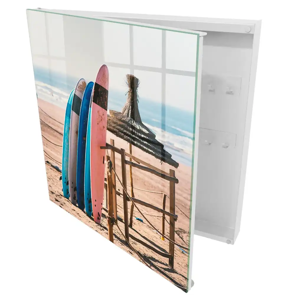Armoire à clés planches de surf sur la plage sous un ciel bleu