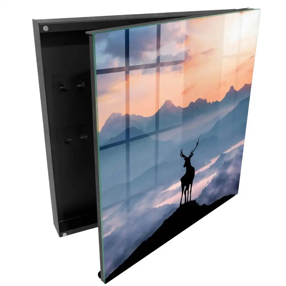 Boîte à clés murale une silhouette de cerf se détachant nettement sur le fond des montagnes à l'aube