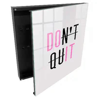 Armoire à clés un texte inspirant et des couleurs contrastées