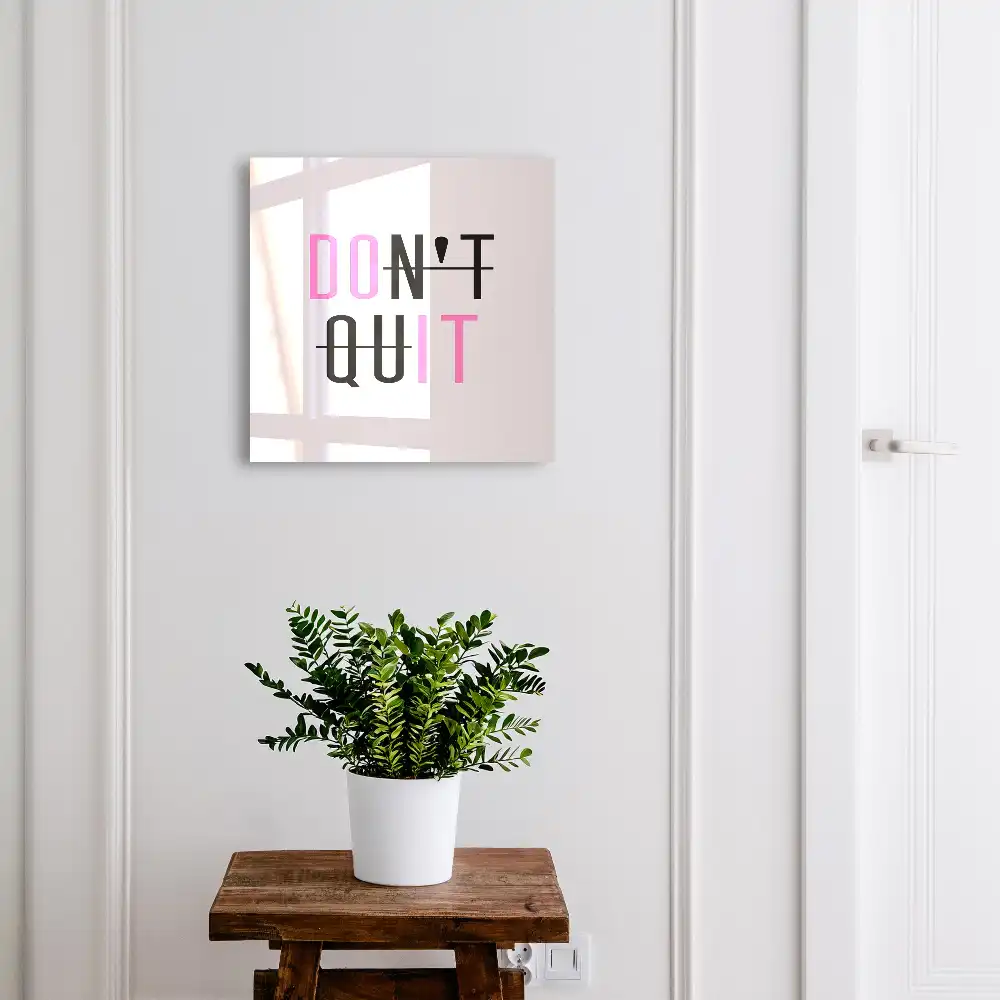 Armoire à clés un texte inspirant et des couleurs contrastées