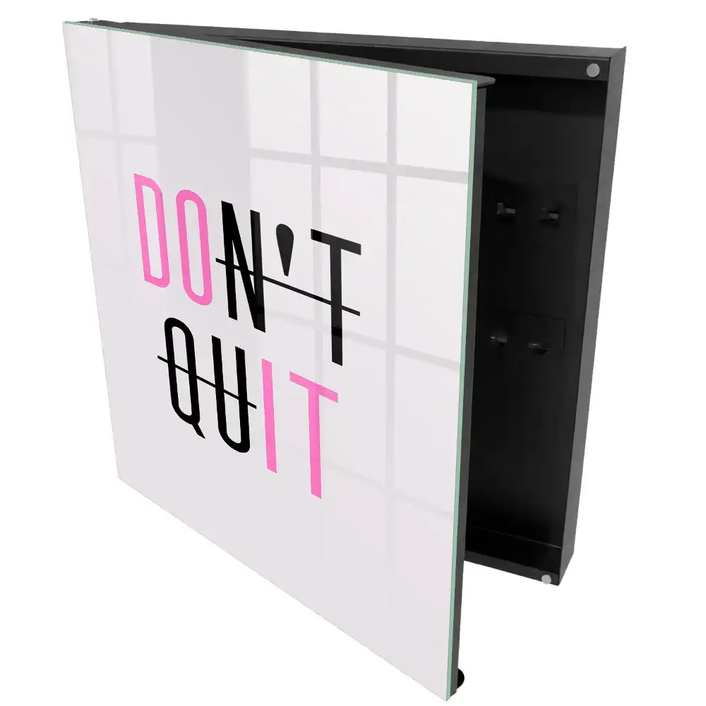 Armoire à clés un texte inspirant et des couleurs contrastées