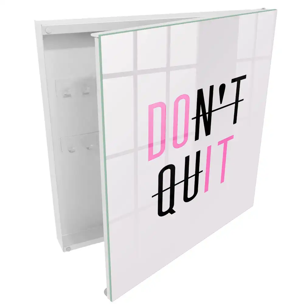Armoire à clés un texte inspirant et des couleurs contrastées