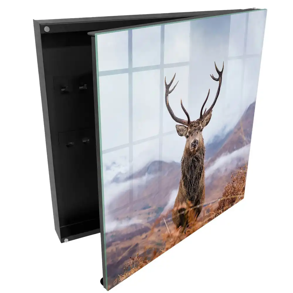 Boîte à clés murale un cerf dans les montagnes entouré d'un paysage brumeux
