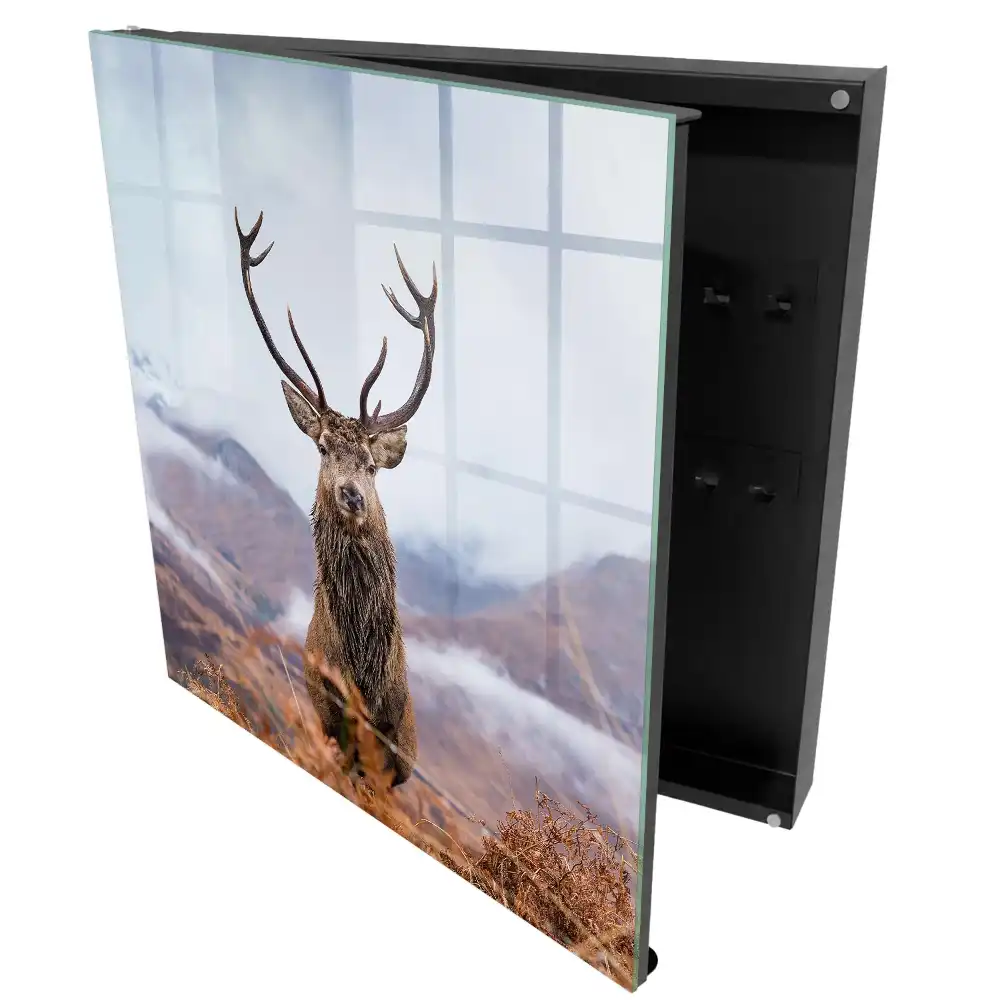 Boîte à clés murale un cerf dans les montagnes entouré d'un paysage brumeux
