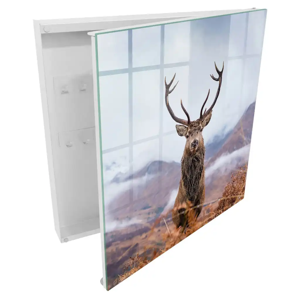 Boîte à clés murale un cerf dans les montagnes entouré d'un paysage brumeux