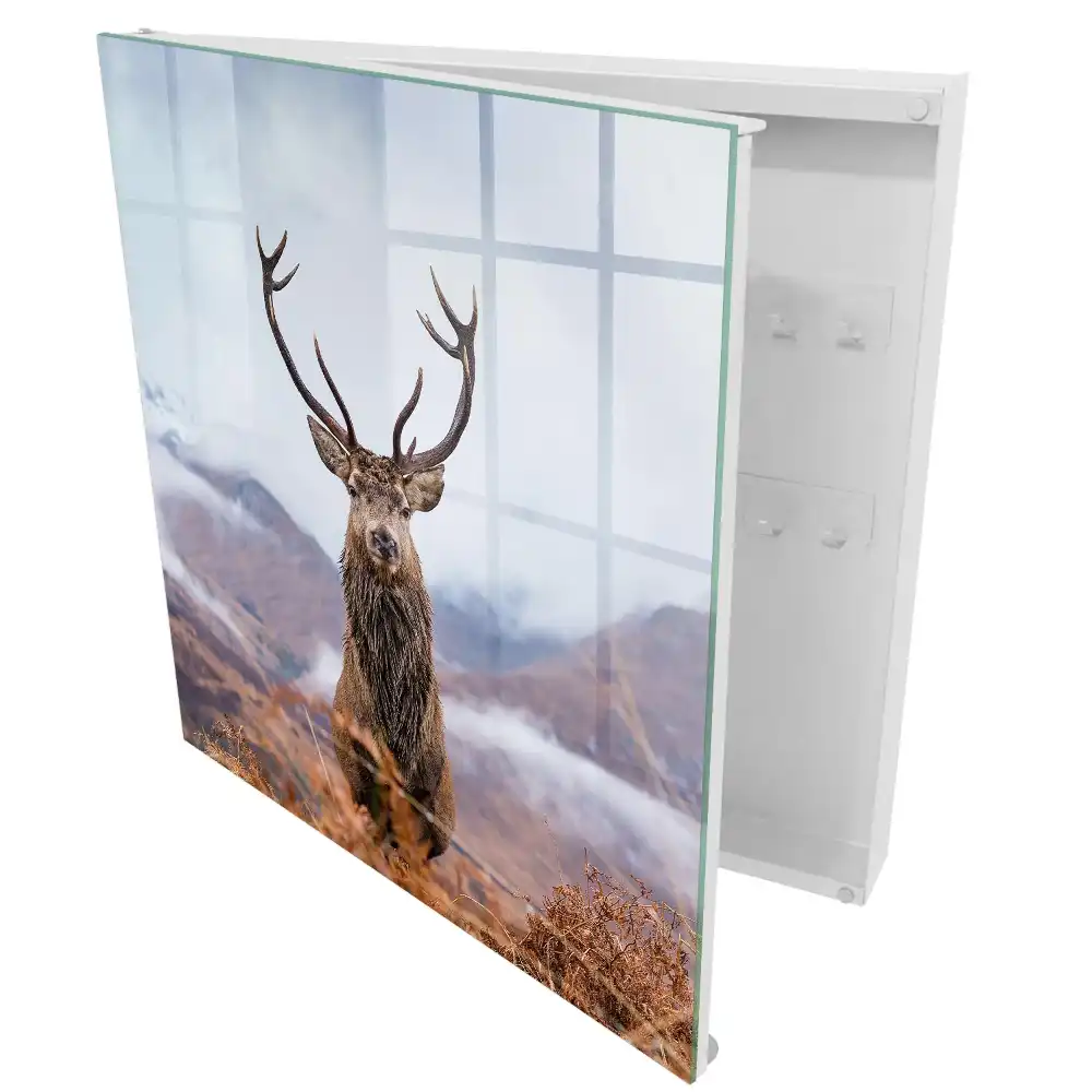 Boîte à clés murale un cerf dans les montagnes entouré d'un paysage brumeux