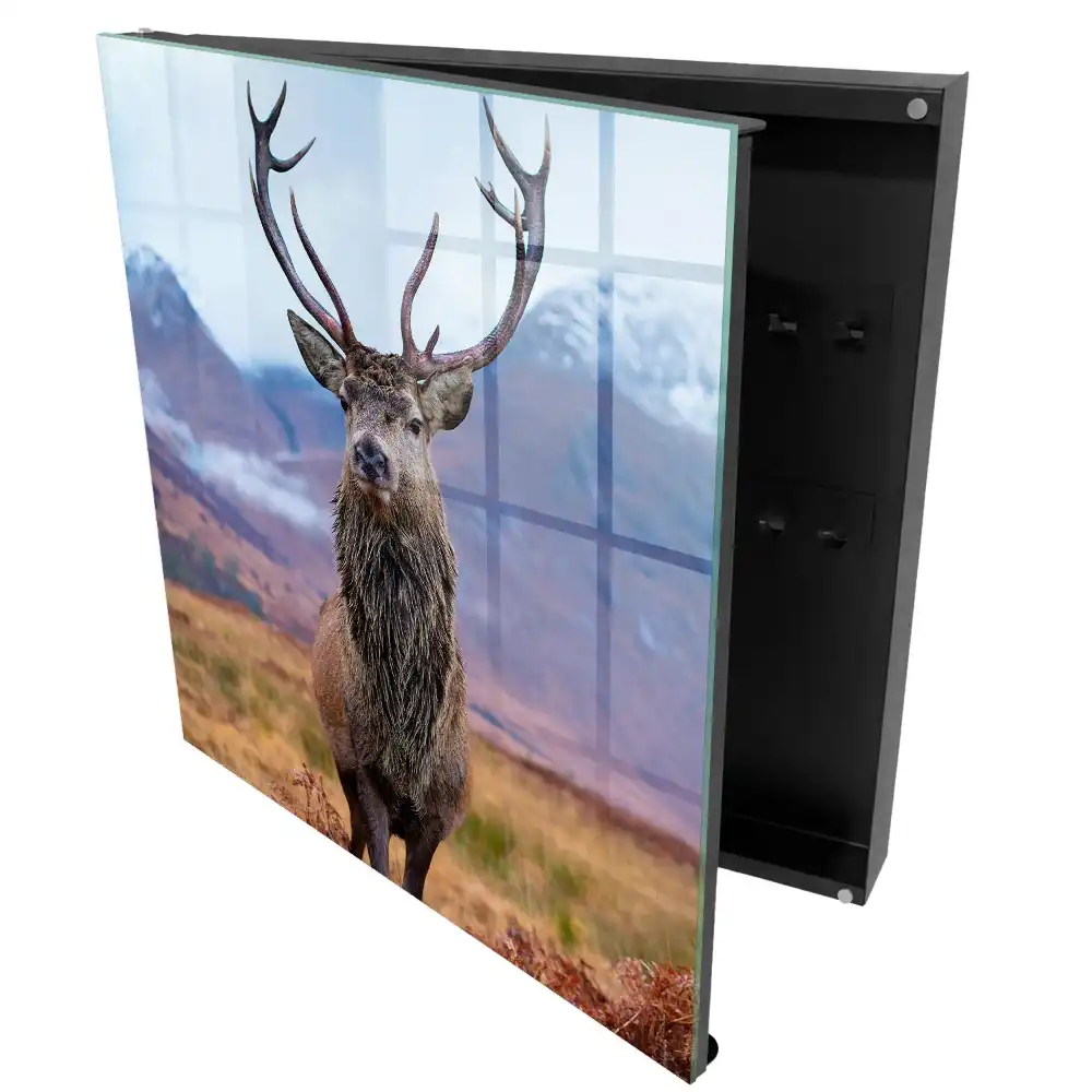 Boîte à clés des cerfs se détachant sur fond de montagnes dans un paysage d'automne
