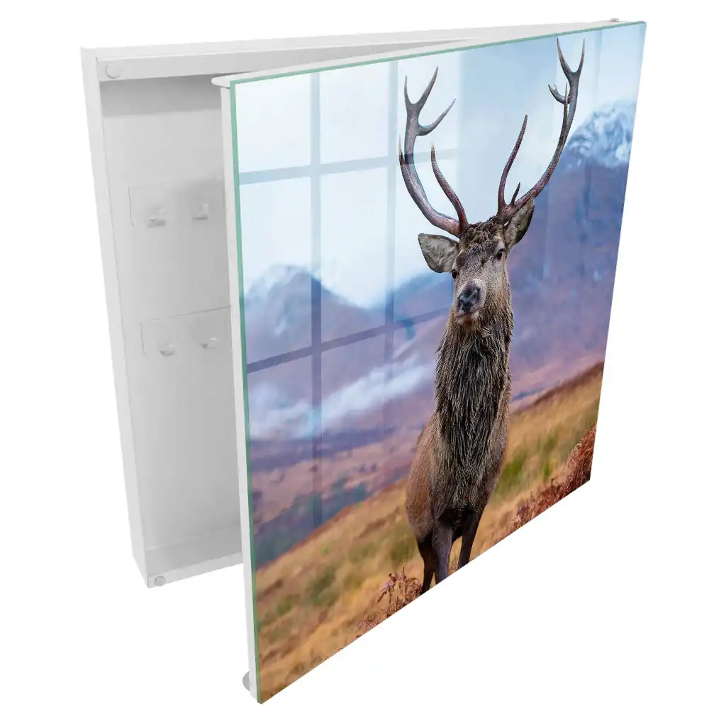 Boîte à clés des cerfs se détachant sur fond de montagnes dans un paysage d'automne