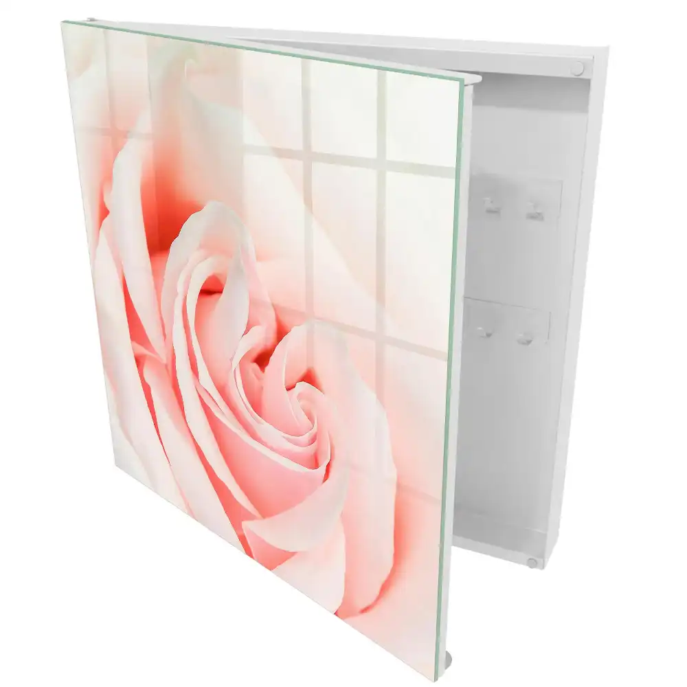 Armoire à clés rose dans des tons pastel subtils