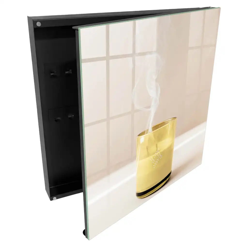 Armoire à clés verre transparent contenant un contenu jaune et fumé