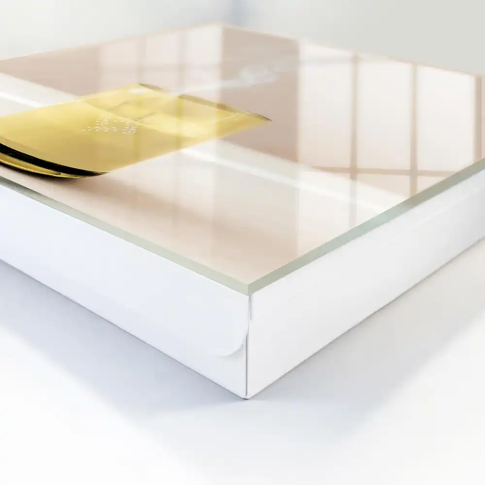 Armoire à clés verre transparent contenant un contenu jaune et fumé