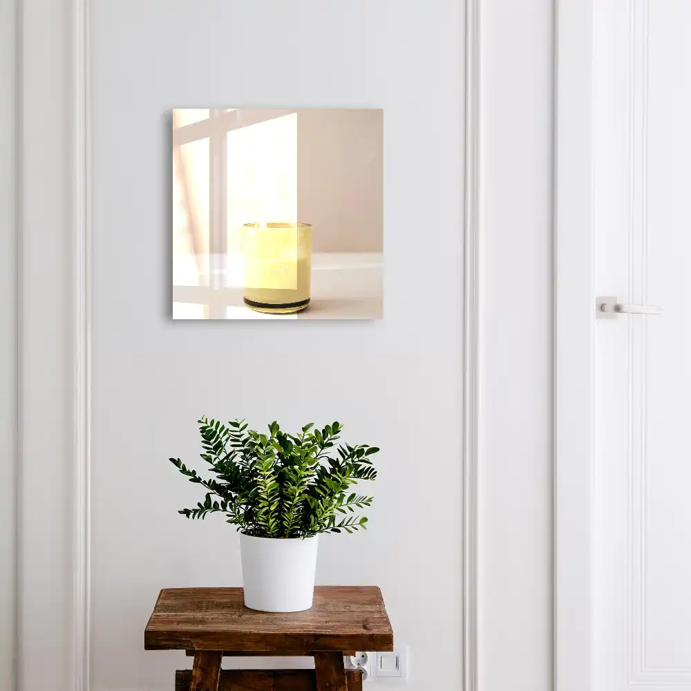 Armoire à clés verre transparent contenant un contenu jaune et fumé