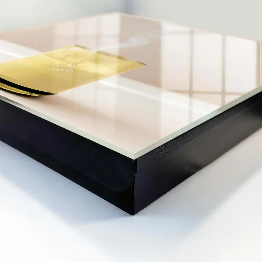 Armoire à clés verre transparent contenant un contenu jaune et fumé